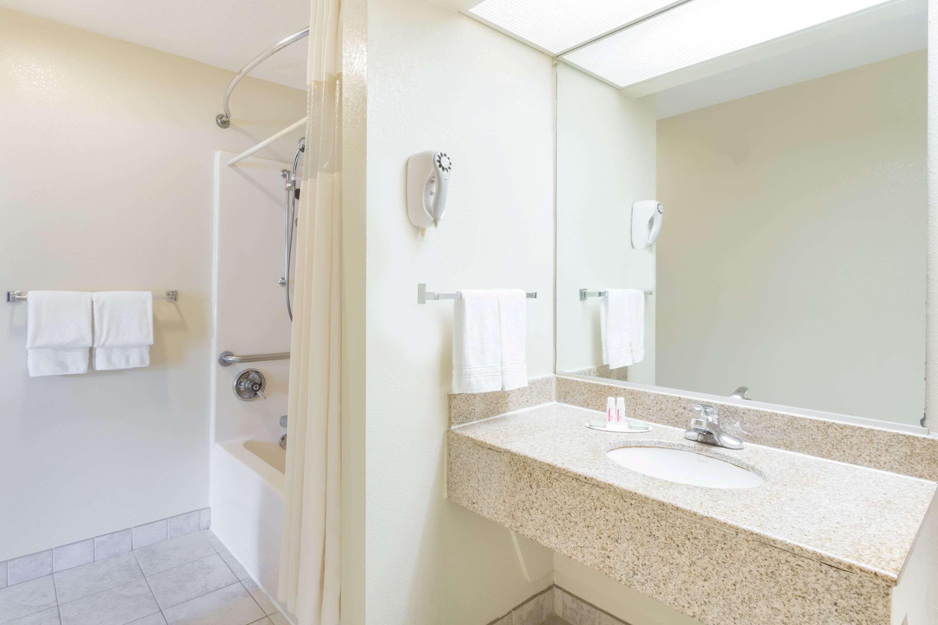 Super 8 Hotel Stafford Ngoại thất bức ảnh