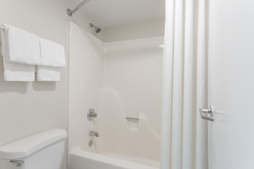 Super 8 Hotel Stafford Phòng bức ảnh